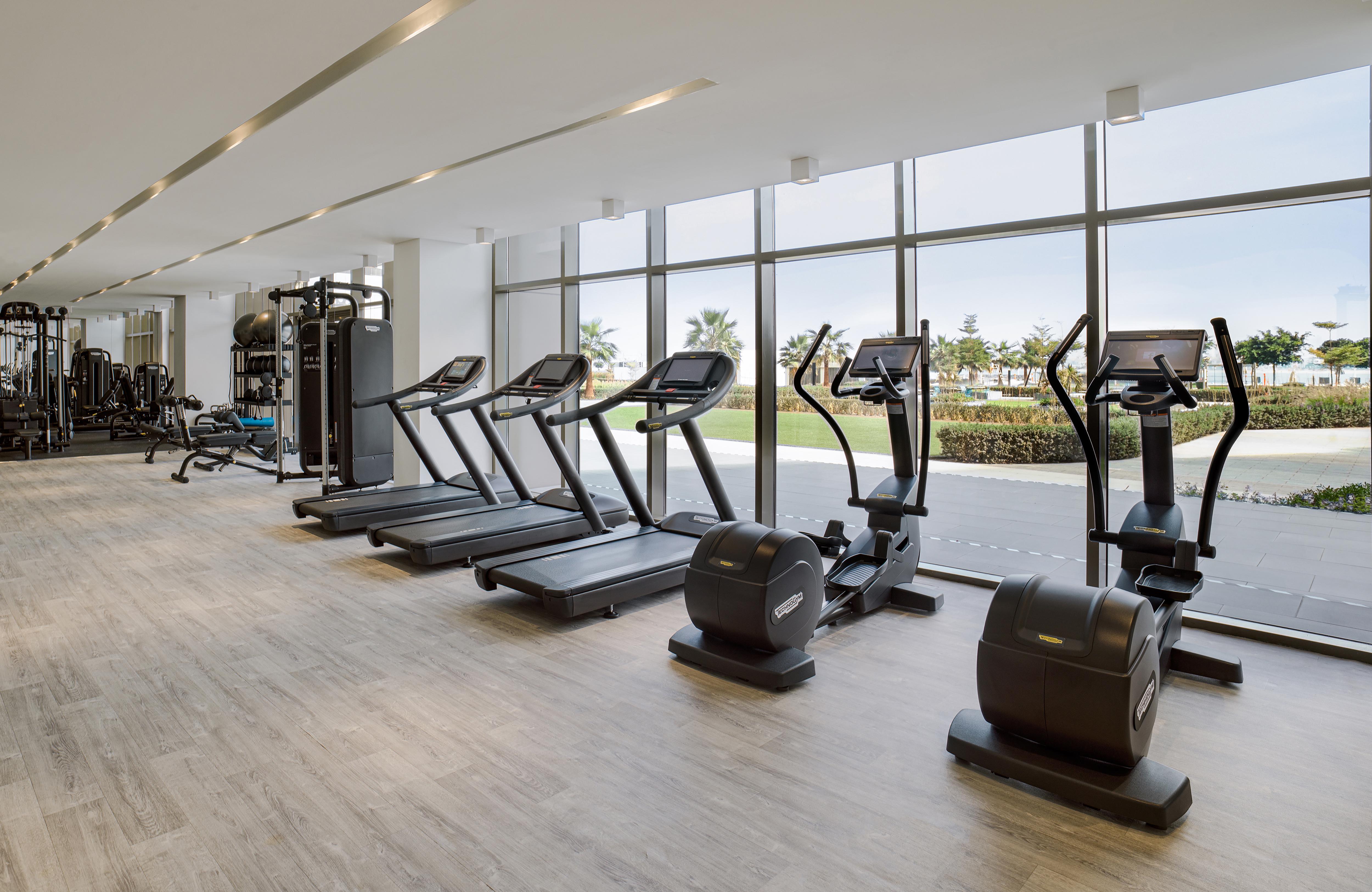 Th8 Palm Dubai Beach Resort, Vignette Collection By Ihg מראה חיצוני תמונה A gym at the Jumeirah Beach Hotel