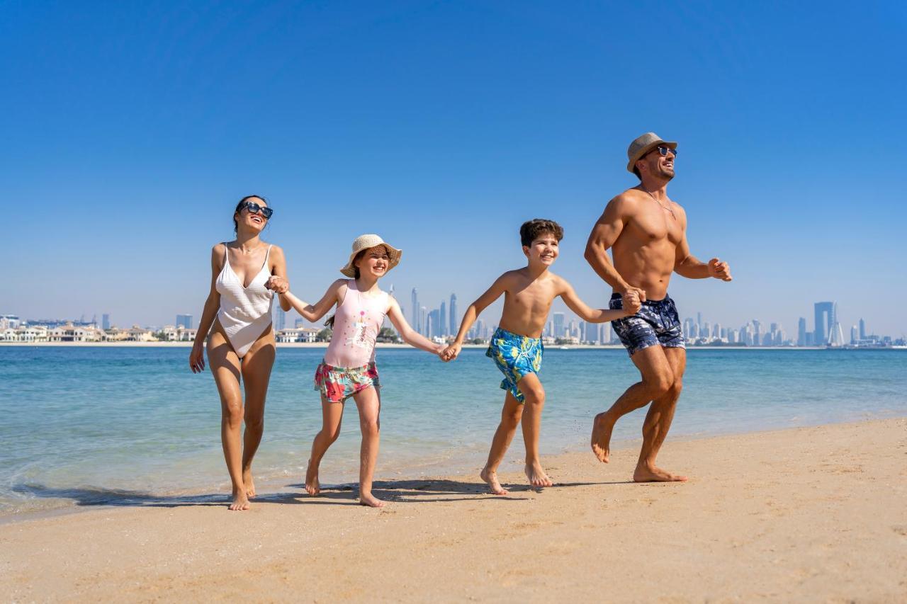 Th8 Palm Dubai Beach Resort, Vignette Collection By Ihg מראה חיצוני תמונה Family on Jumeirah Beach