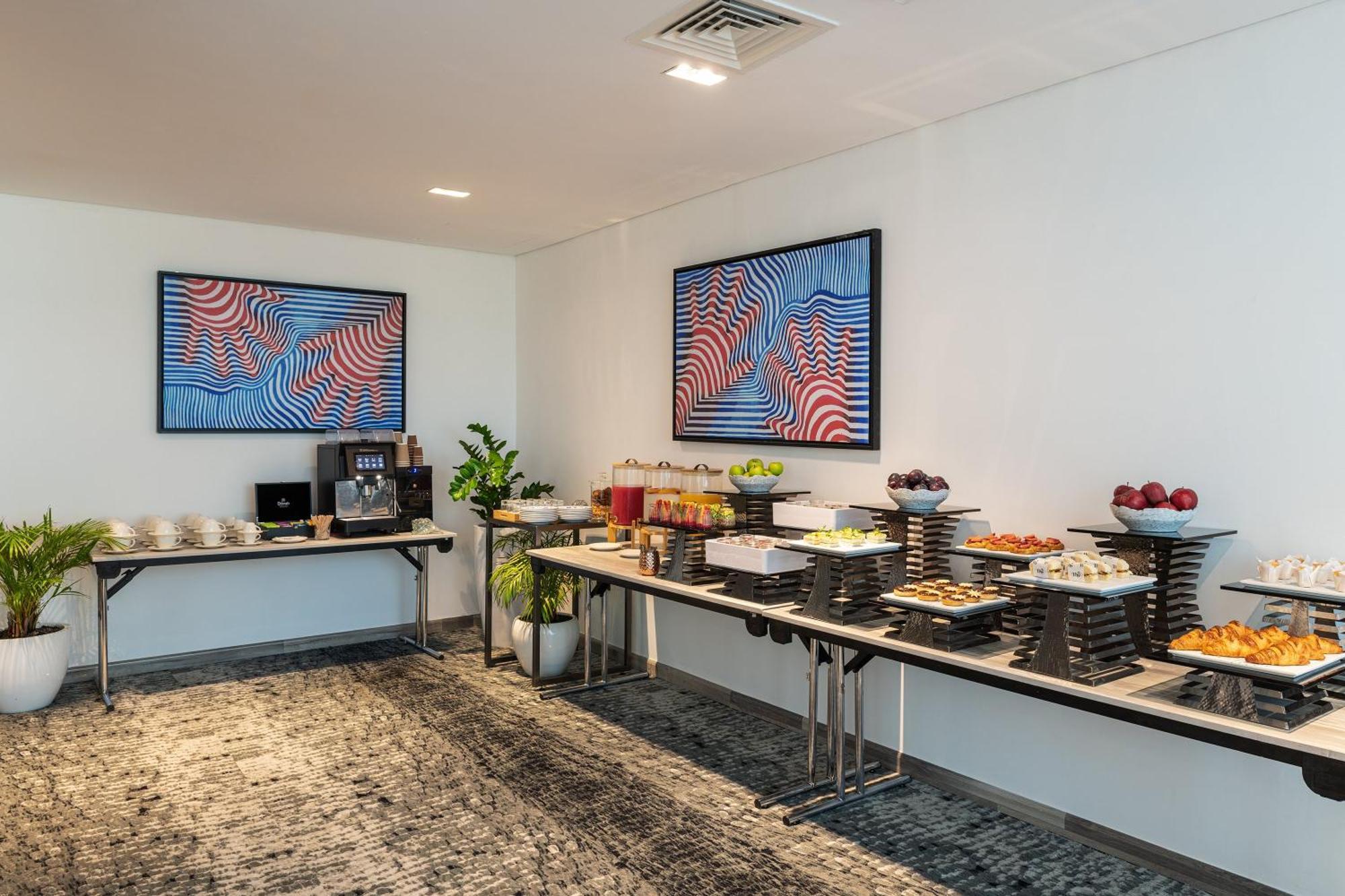Th8 Palm Dubai Beach Resort, Vignette Collection By Ihg מראה חיצוני תמונה The lounge at the airport