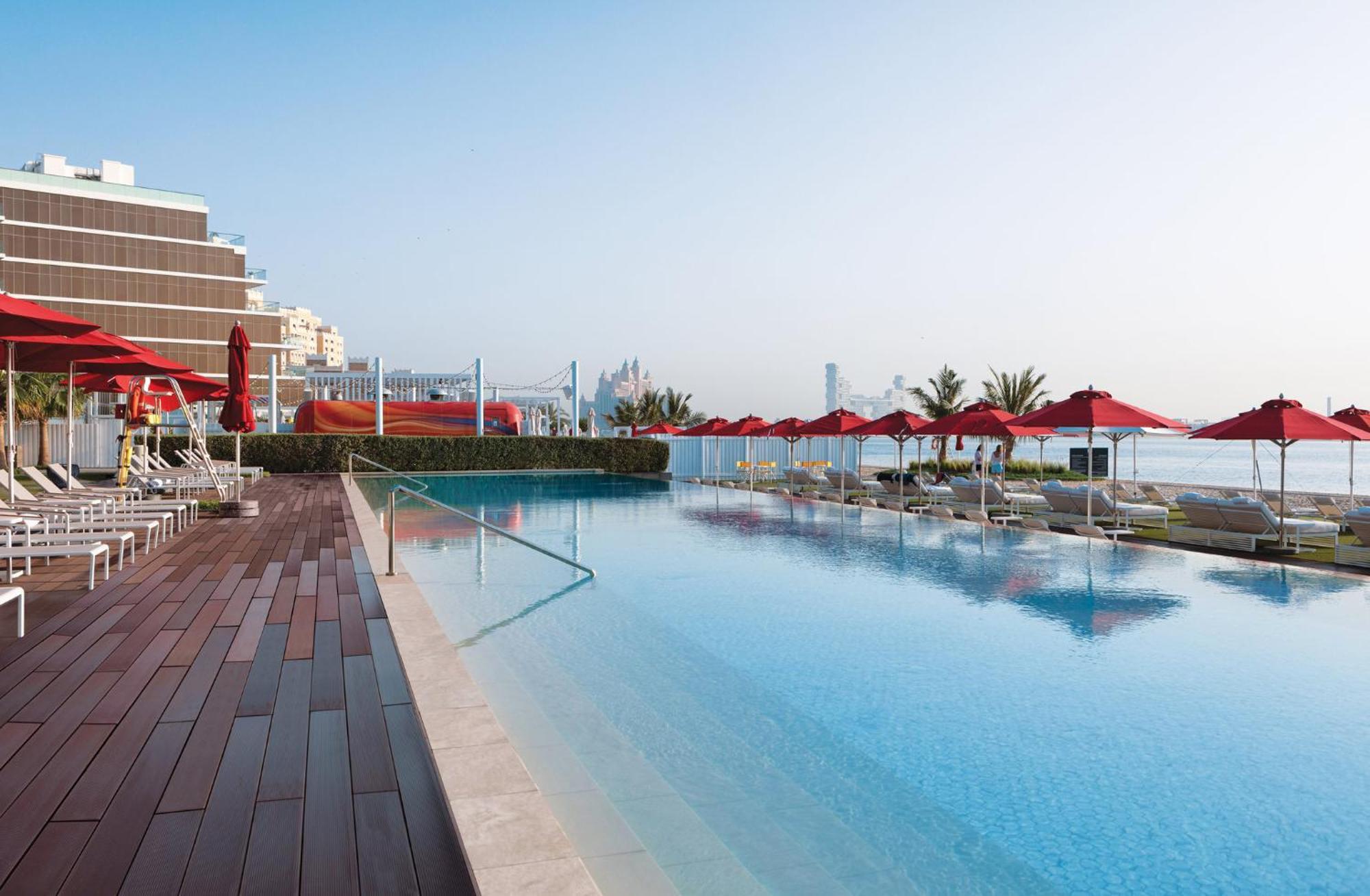 Th8 Palm Dubai Beach Resort, Vignette Collection By Ihg מראה חיצוני תמונה The swimming pool at the hotel