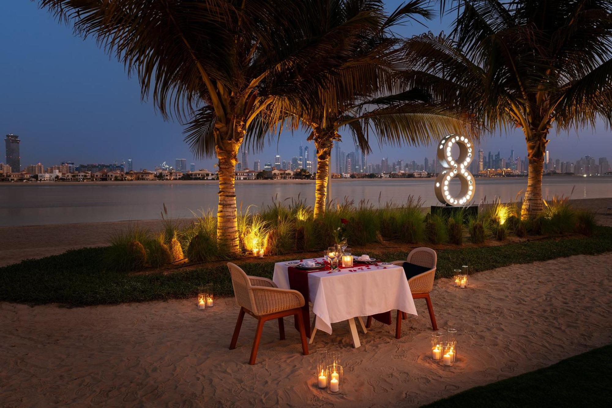 Th8 Palm Dubai Beach Resort, Vignette Collection By Ihg מראה חיצוני תמונה Beach dining at Jumeirah Creekside