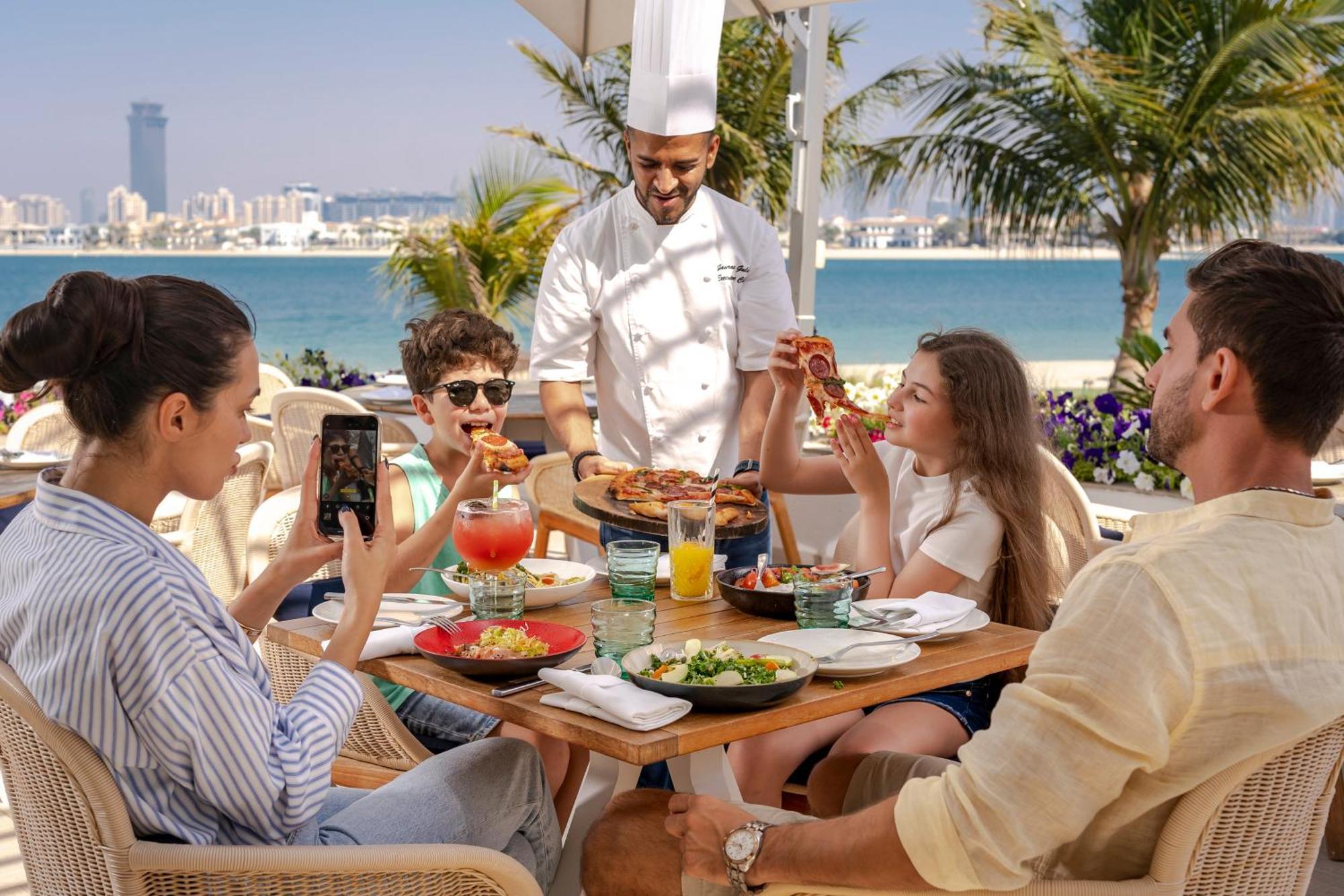 Th8 Palm Dubai Beach Resort, Vignette Collection By Ihg מראה חיצוני תמונה A family dining at Jumeirah Beach Hotel