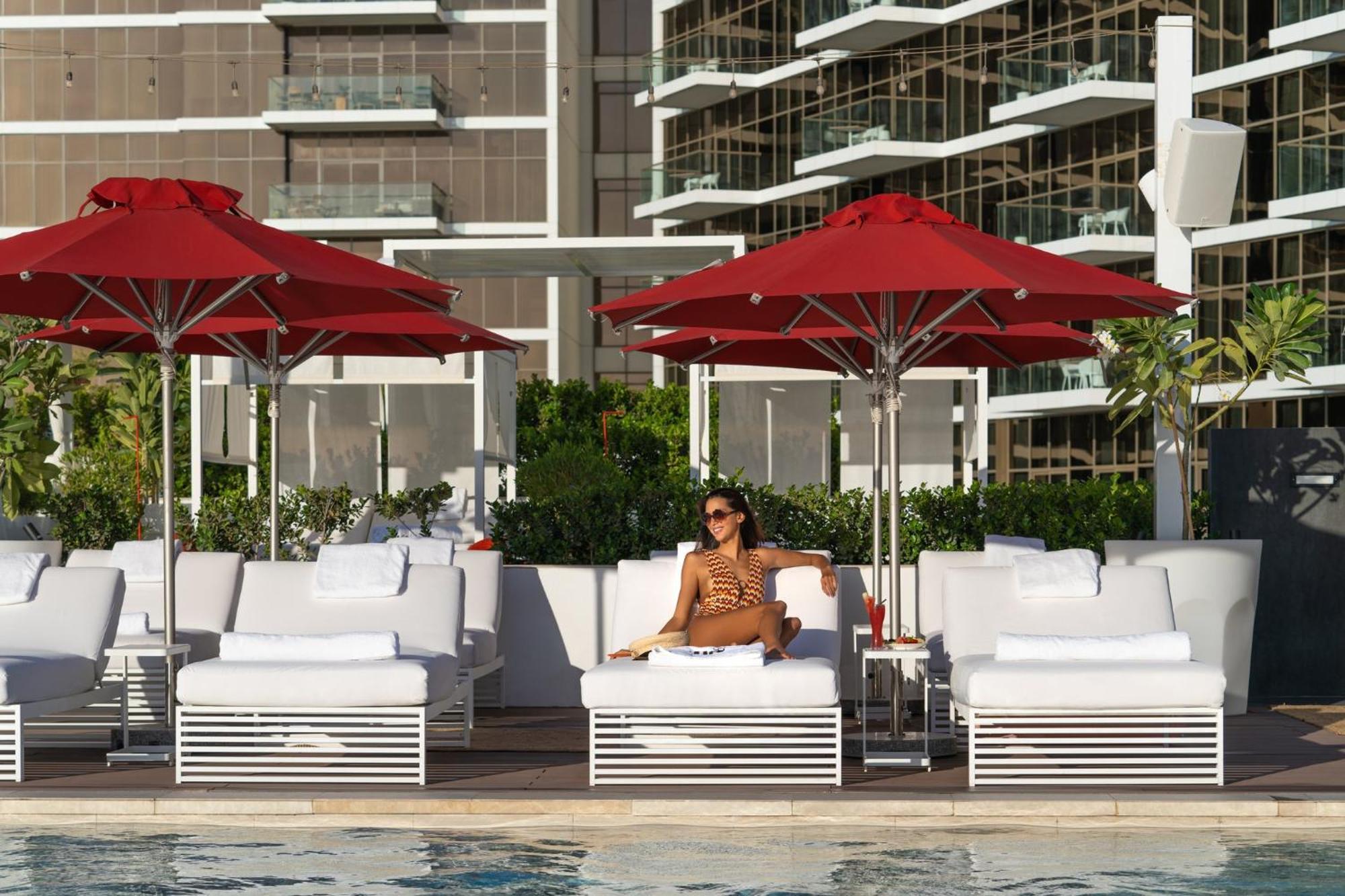 Th8 Palm Dubai Beach Resort, Vignette Collection By Ihg מראה חיצוני תמונה The pool at the SLS