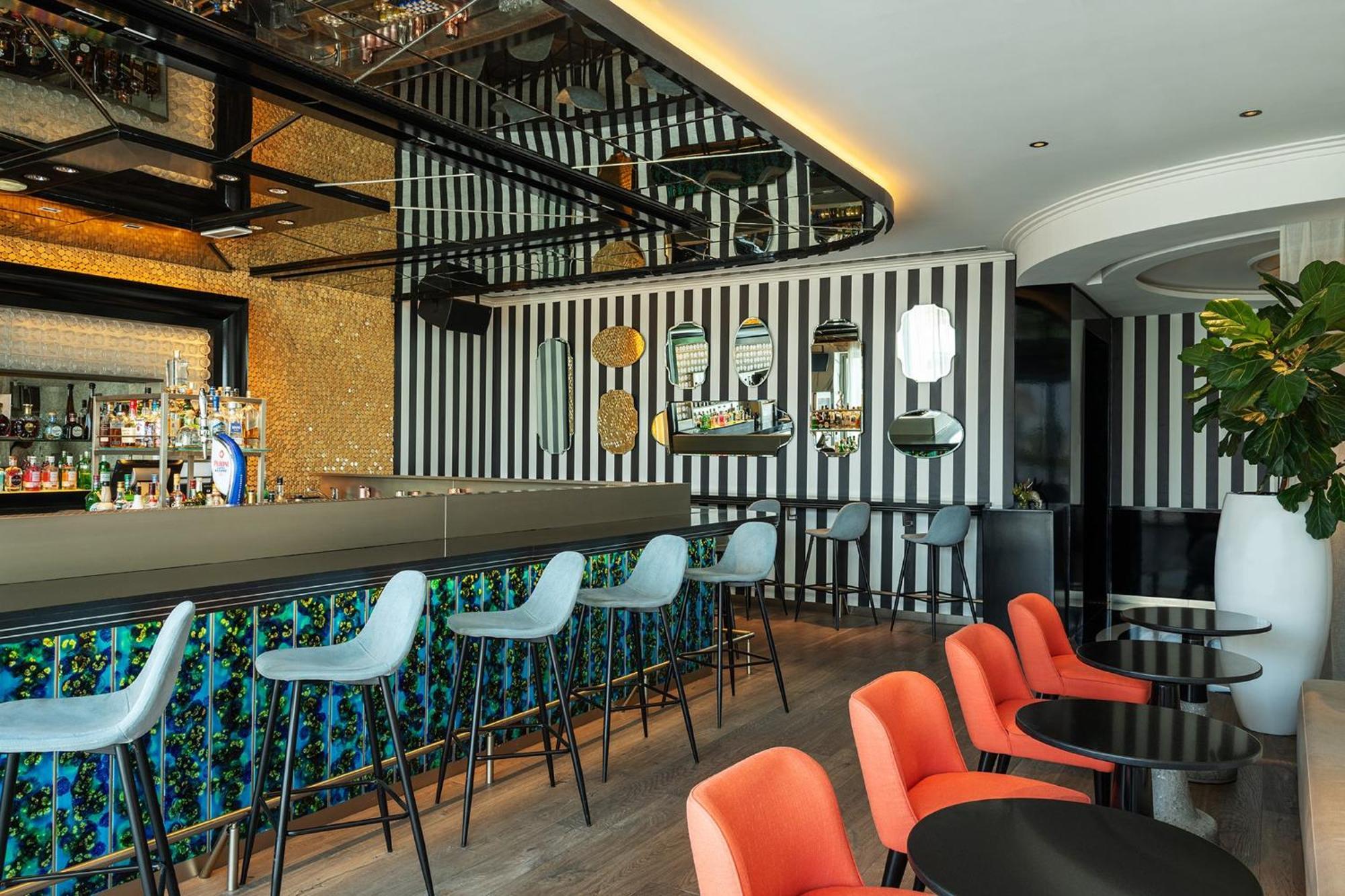 Th8 Palm Dubai Beach Resort, Vignette Collection By Ihg מראה חיצוני תמונה The bar at the 101 Skybar