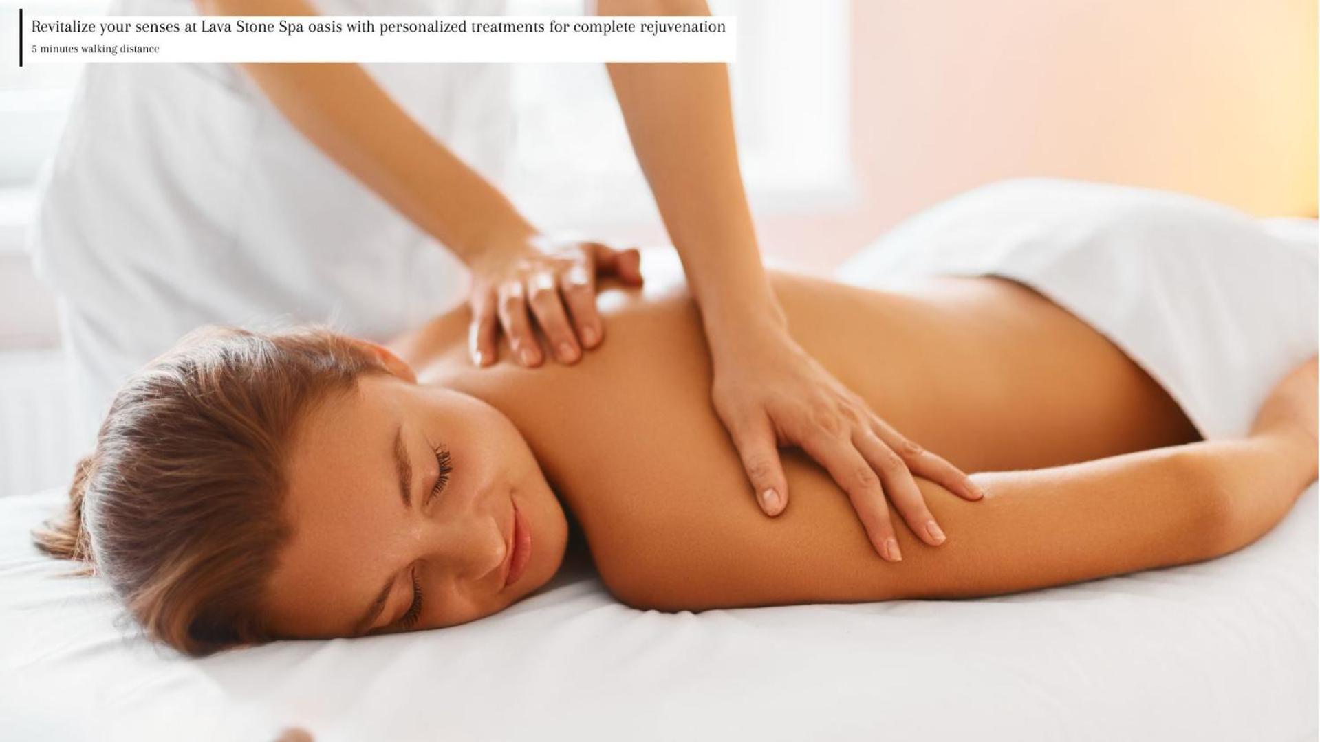 Th8 Palm Dubai Beach Resort, Vignette Collection By Ihg מראה חיצוני תמונה A woman receiving a massage
