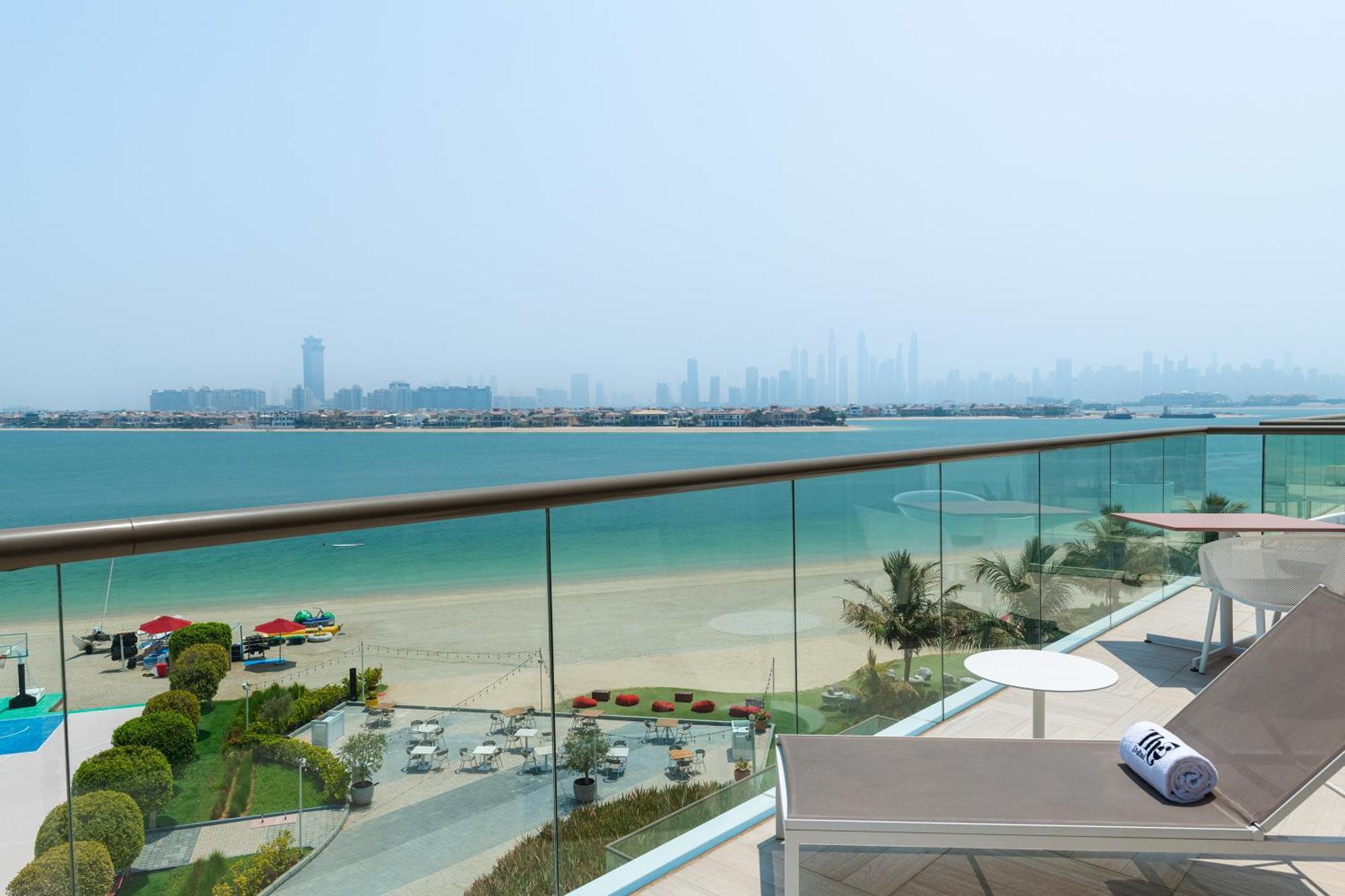 Th8 Palm Dubai Beach Resort, Vignette Collection By Ihg מראה חיצוני תמונה View of the Palm Jumeirah from the hotel