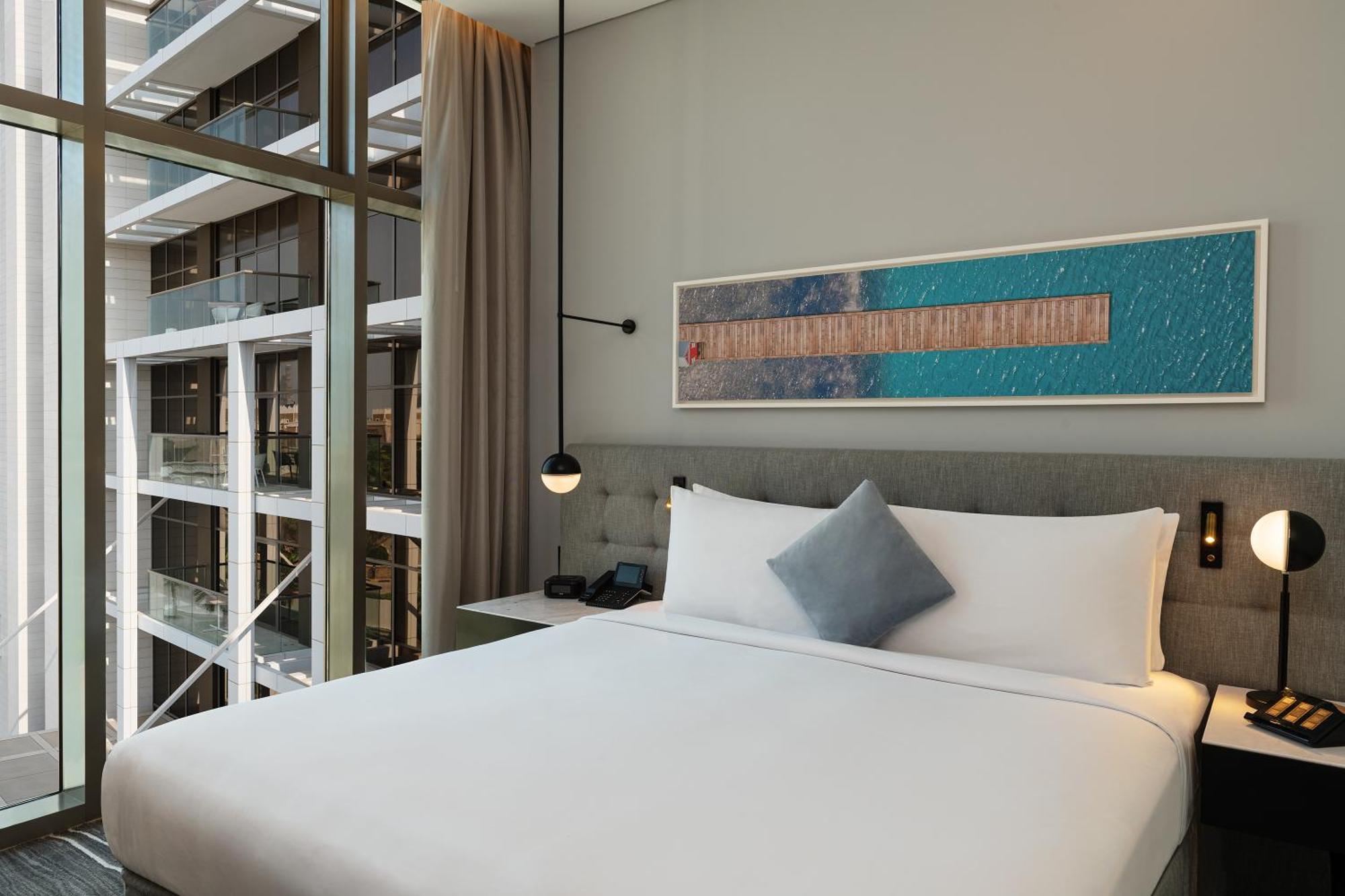 Th8 Palm Dubai Beach Resort, Vignette Collection By Ihg מראה חיצוני תמונה A room at the hotel